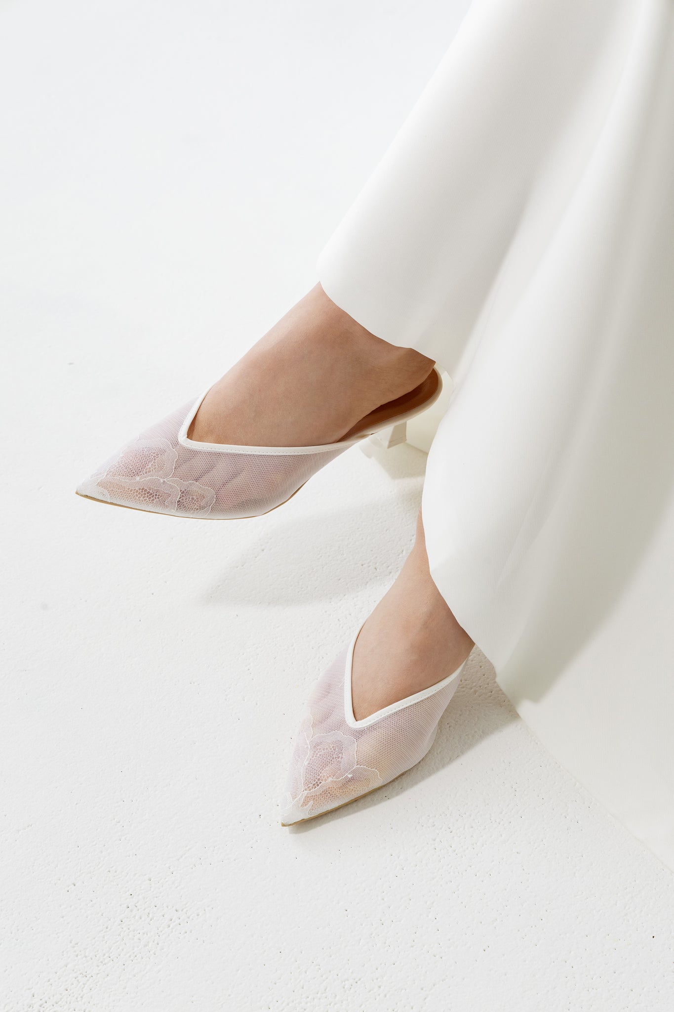 V CUT FLOWER LACE SHOES / 5011